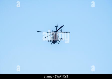 Hubschrauber fliegt am isolierten blauen Himmel Stockfoto