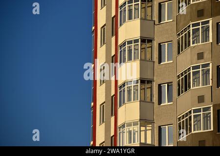 Neue Wohn- und Bürogebäude. Die schöne Fassade des gelb-roten Gebäudes. Fenster und Balkone. Stockfoto