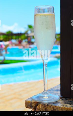 Prickelnder Weißwein im RIU Touareg Hotel Swimmingpool in Kap Verde Stockfoto