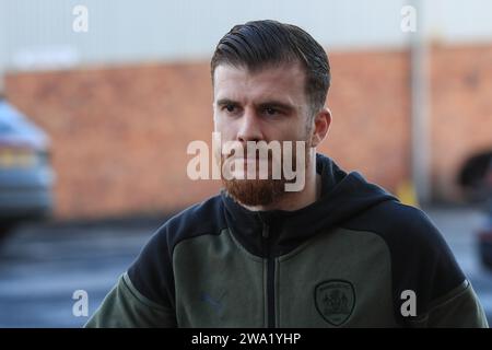 Nicky Cadden aus Barnsley kommt während des Spiels Barnsley gegen Wigan Athletic in Oakwell, Barnsley, Großbritannien, 1. Januar 2024 (Foto: Alfie Cosgrove/News Images) Stockfoto