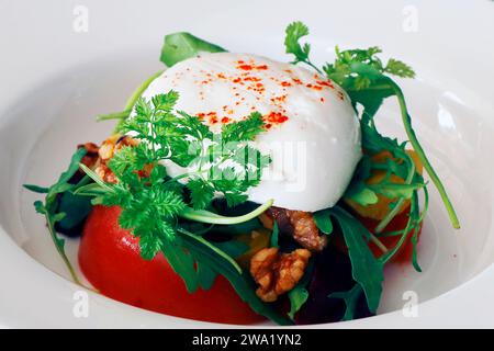 Mozzarella Burrata mit Tomatensalat Stockfoto