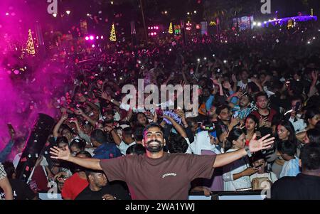 Mumbai, Indien. Januar 2024. In der Nähe einer Strandpromenade in Mumbai versammeln sich Menschen, um das neue Jahr zu feiern. (Foto: Ashish Vaishnav/SOPA Images/SIPA USA) Credit: SIPA USA/Alamy Live News Stockfoto