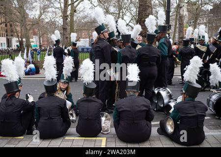 London, Großbritannien. Januar 2024. London New Year Day Parade 2024 Darsteller von bereiten ihre Kostüme vor für den Beginn der jährlichen New Year Day Parade, die heute im Zentrum von London stattfindet, mit Art Piccadilly und endet in Whitehall. Januar 2024, London, England, Vereinigtes Königreich Credit: Jeff Gilbert/Alamy Live News Stockfoto