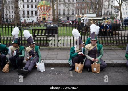 London, Großbritannien. Januar 2024. London New Year Day Parade 2024 Darsteller von bereiten ihre Kostüme vor für den Beginn der jährlichen New Year Day Parade, die heute im Zentrum von London stattfindet, mit Art Piccadilly und endet in Whitehall. Januar 2024, London, England, Vereinigtes Königreich Credit: Jeff Gilbert/Alamy Live News Stockfoto