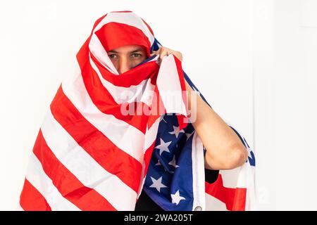 Wunderschöner Sirianer, der einen Hijab von der amerikanischen Flagge trägt Stockfoto