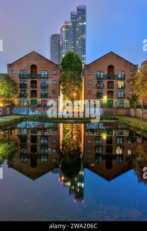 Alte Gebäude und moderne Wolkenkratzer bei Nacht, gesehen in Castelfield, Manchester Stockfoto