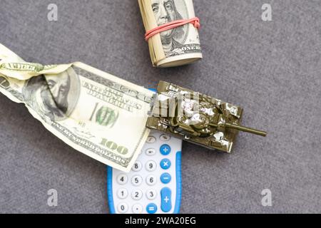 Panzer werden auf Dollarscheine gestellt. Eine Metapher für Währungskriege, Finanzkrisen, Handelskriege, Zollsanktionen, internationalen Wettbewerb Stockfoto