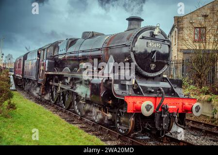 LMS Jubilee Class 6P 4-6-0 No 45690 Leander Dampflokomotive am Bahnhof Heywood an der East Lancashire Railway. Stockfoto