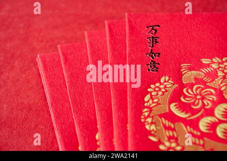 Nahaufnahme der roten Pakete des chinesischen Neujahrs Stockfoto