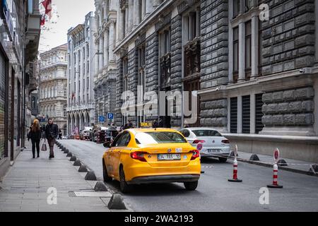 Gelbes Taxi, Istanbul Türkei. Gelbes Taxi mit laufendem Motor wartet Kunde in der engen Straße des Wohnviertels. Türkisches Taxi auf der Straße. Dezember 24,2 Stockfoto