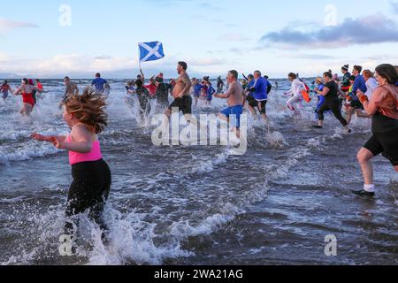 Irvine, Ayrshire, Großbritannien. Januar 24. Irvine, Großbritannien. Mehrere hundert Menschen nahmen an dem jährlichen Neujahrstag Polar Plunge vom Irvine Beach in Ayrshire in den Firth of Clyde Teil. Viele der Schwimmer sammelten Geld für eine Wohltätigkeitsorganisation Credit: Findlay/Alamy Live News Stockfoto