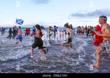 Irvine, Ayrshire, Großbritannien. Januar 24. Irvine, Großbritannien. Mehrere hundert Menschen nahmen an dem jährlichen Neujahrstag Polar Plunge vom Irvine Beach in Ayrshire in den Firth of Clyde Teil. Viele der Schwimmer sammelten Geld für eine Wohltätigkeitsorganisation Credit: Findlay/Alamy Live News Stockfoto