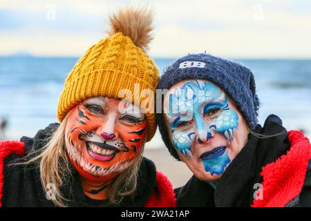 Irvine, Ayrshire, Großbritannien. Januar 24. Irvine, Großbritannien. Mehrere hundert Menschen nahmen an dem jährlichen Neujahrstag Polar Plunge vom Irvine Beach in Ayrshire in den Firth of Clyde Teil. Viele der Schwimmer sammelten Geld für eine Wohltätigkeitsorganisation Credit: Findlay/Alamy Live News Stockfoto