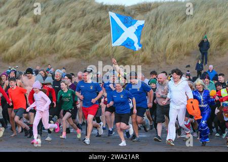 Irvine, Ayrshire, Großbritannien. Januar 24. Irvine, Großbritannien. Mehrere hundert Menschen nahmen an dem jährlichen Neujahrstag Polar Plunge vom Irvine Beach in Ayrshire in den Firth of Clyde Teil. Viele der Schwimmer sammelten Geld für eine Wohltätigkeitsorganisation Credit: Findlay/Alamy Live News Stockfoto