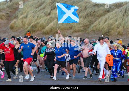 Irvine, Ayrshire, Großbritannien. Januar 24. Irvine, Großbritannien. Mehrere hundert Menschen nahmen an dem jährlichen Neujahrstag Polar Plunge vom Irvine Beach in Ayrshire in den Firth of Clyde Teil. Viele der Schwimmer sammelten Geld für eine Wohltätigkeitsorganisation Credit: Findlay/Alamy Live News Stockfoto