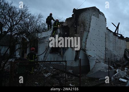 Lviv, Ukraine - 1. Januar 2024: Ukrainische Feuerwehrleute inspizieren das zerstörte Gebäude Roman Shukhevych Museum nach einem russischen Drohnenangriff in Lemberg. Stockfoto