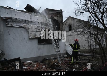 Lviv, Ukraine - 1. Januar 2024: Ukrainische Feuerwehrleute inspizieren das zerstörte Gebäude Roman Shukhevych Museum nach einem russischen Drohnenangriff in Lemberg. Stockfoto