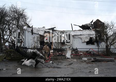 Lviv, Ukraine - 1. Januar 2024: Ukrainische Feuerwehrleute inspizieren das zerstörte Gebäude Roman Shukhevych Museum nach einem russischen Drohnenangriff in Lemberg. Stockfoto