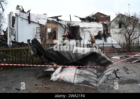 Lviv, Ukraine - 1. Januar 2024: Ukrainische Feuerwehrleute inspizieren das zerstörte Gebäude Roman Shukhevych Museum nach einem russischen Drohnenangriff in Lemberg. Stockfoto