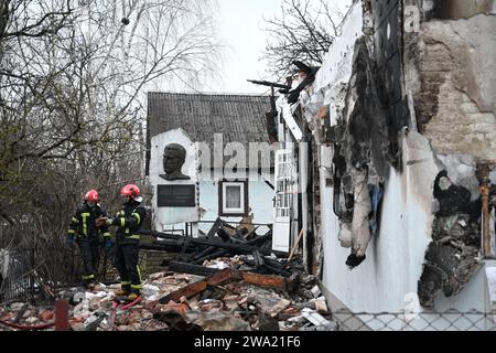 Lviv, Ukraine - 1. Januar 2024: Ukrainische Feuerwehrleute inspizieren das zerstörte Gebäude Roman Shukhevych Museum nach einem russischen Drohnenangriff in Lemberg. Stockfoto