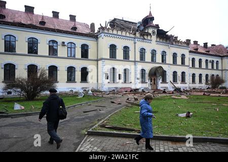 Lemberg, Ukraine - 1. Januar 2024: Menschen außerhalb der zerstörten Nationalen Universität für Naturmanagement Lemberg nach einem russischen Drohnenangriff in Lemberg. Stockfoto