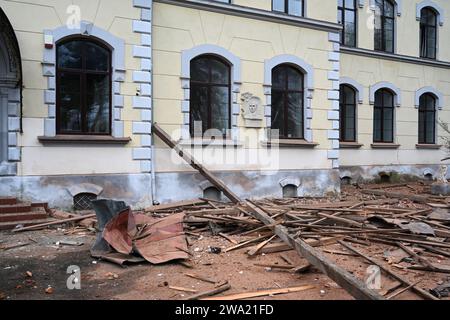 Lemberg, Ukraine - 1. Januar 2024: Menschen außerhalb der zerstörten Nationalen Universität für Naturmanagement Lemberg nach einem russischen Drohnenangriff in Lemberg. Stockfoto