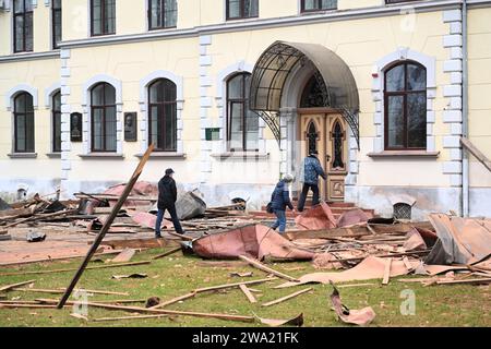 Lemberg, Ukraine - 1. Januar 2024: Menschen außerhalb der zerstörten Nationalen Universität für Naturmanagement Lemberg nach einem russischen Drohnenangriff in Lemberg. Stockfoto