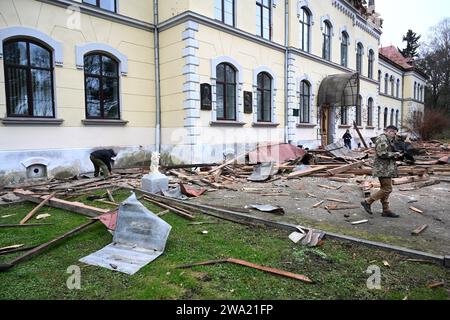 Lemberg, Ukraine - 1. Januar 2024: Menschen außerhalb der zerstörten Nationalen Universität für Naturmanagement Lemberg nach einem russischen Drohnenangriff in Lemberg. Stockfoto