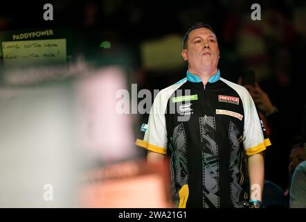 Chris Dobey geht zum Rob Cross (nicht abgebildet) am 14. Tag der Paddy Power World Darts Championship im Alexandra Palace, London. Bilddatum: Montag, 1. Januar 2024. Stockfoto