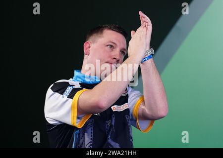 Chris Dobey geht zum Rob Cross (nicht abgebildet) am 14. Tag der Paddy Power World Darts Championship im Alexandra Palace, London. Bilddatum: Montag, 1. Januar 2024. Stockfoto