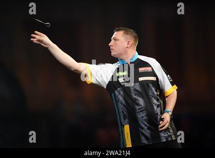 Chris Dobey im Kampf gegen Rob Cross (nicht abgebildet) am 14. Tag der Paddy Power World Darts Championship im Alexandra Palace, London. Bilddatum: Montag, 1. Januar 2024. Stockfoto