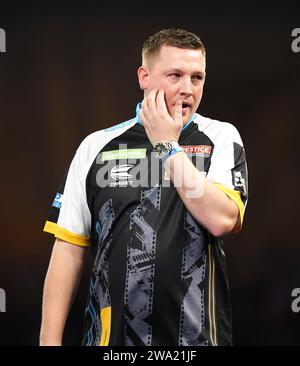 Chris Dobey im Kampf gegen Rob Cross (nicht abgebildet) am 14. Tag der Paddy Power World Darts Championship im Alexandra Palace, London. Bilddatum: Montag, 1. Januar 2024. Stockfoto