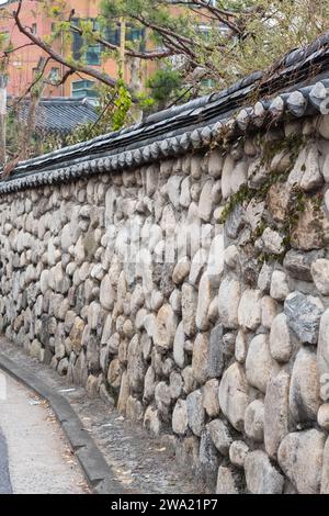 Traditionelle koreanische Steinmauer Grenze mit Dach Stockfoto