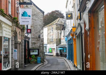 Fowey Cornwall, Fore Street eine der vielen engen Gassen und Straßen in der Küstenstadt, mit Bars und Geschäften, England, UK, 2023 Stockfoto