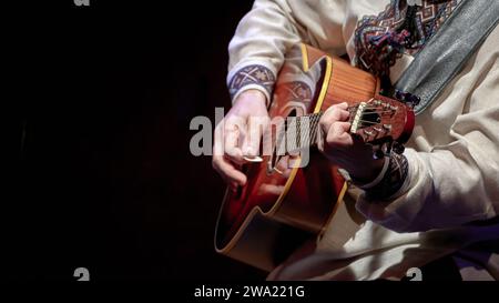 Bild eines Gitarristen, der eine Akustikgitarre spielt Stockfoto