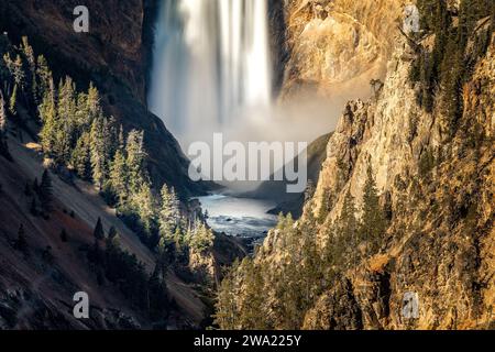 Die Upper Falls vom Artist Point im Yellowstone National Park aus gesehen Stockfoto