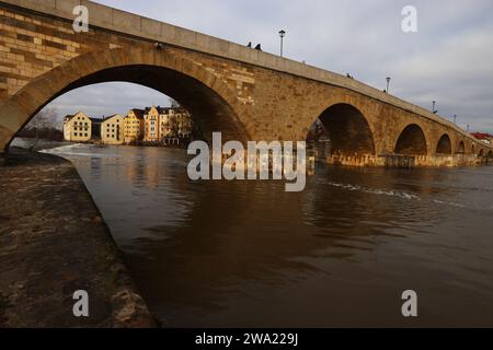 Regensburg, Bayern, Oberpfalz, Donau, Fluss, Steinerne Brücke, Überschwemmung an der Donau in Regensburg Stockfoto