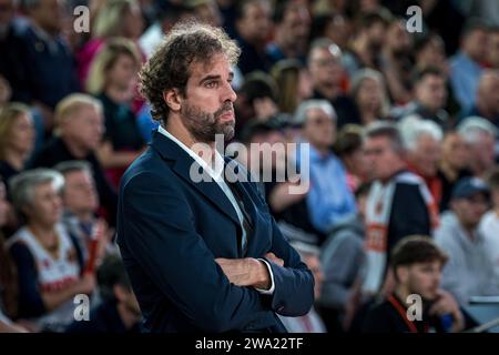 Monaco, Monaco. Dezember 2023. Barcelona-Trainer Roger Grimau war während des Spiels zwischen AS Monaco und FC Barcelona in der Salle Gaston-Medecin in der 17. Runde der Turkish Airlines Euroleague zu sehen. Endergebnis: AS Monaco 91-71 FC Barcelona. (Foto: Laurent Coust/SOPA Images/SIPA USA) Credit: SIPA USA/Alamy Live News Stockfoto