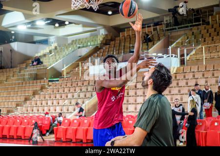 Monaco, Monaco. Dezember 2023. FC Barcelona Spieler #23 James Nnjaji, der während des Spiels zwischen AS Monaco und FC Barcelona in der Salle Gaston-Medecin in der 17. Runde der Turkish Airlines Euroleague im Einsatz war. Endergebnis: AS Monaco 91-71 FC Barcelona. (Foto: Laurent Coust/SOPA Images/SIPA USA) Credit: SIPA USA/Alamy Live News Stockfoto