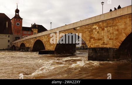 Regensburg, Bayern, Oberpfalz, Donau, Fluss, Steinerne Brücke, Überschwemmung an der Donau in Regensburg Stockfoto