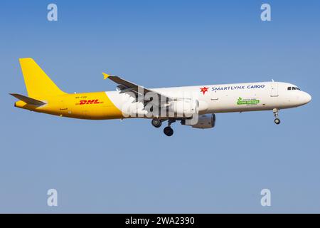 Athen, Griechenland - 28. August 2023: Smartlynx A321 Cargo nähert sich dem Flughafen Athen an Stockfoto