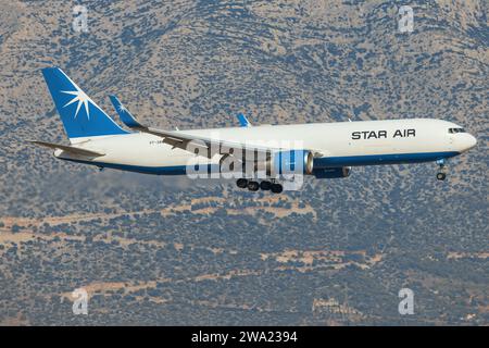 Athen, Griechenland - 28. August 2023: Star Air Boeing 767 nähert sich dem Flughafen Athen an Stockfoto