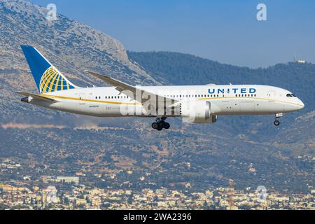 Athen, Griechenland - 28. August 2023: United Airliner Boeing 787 nähern sich dem Flughafen Athen an Stockfoto