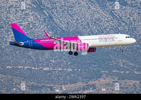 Wizzair A320 nähert sich dem Flughafen Athen Stockfoto