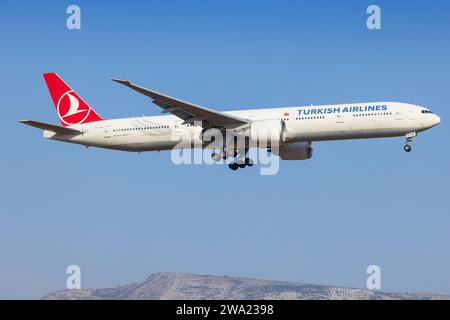 Athen, Griechenland - 28. August 2023: Türkische 777 nähern sich dem Flughafen Athen an Stockfoto