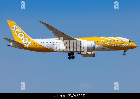 Athen, Griechenland - 28. August 2023: Scoot Boeing 787 nähert sich dem Flughafen Athen an Stockfoto