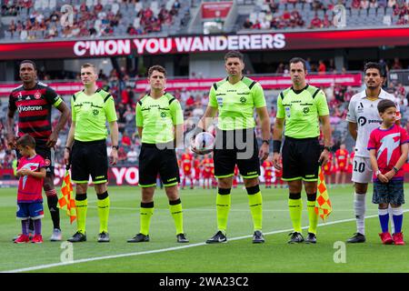 Sydney, Australien. Januar 2024. Die Schiedsrichter stellen sich vor dem A-League Men RD10 Spiel zwischen den Western Sydney Wanderers und Macarthur am 1. Januar 2024 im CommBank Stadium in Sydney, Australien Credit: IOIO IMAGES/Alamy Live News Stockfoto