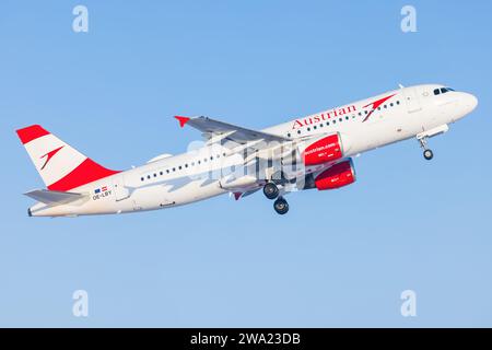 Stuttgart, Deutschland - 3. Oktober 2023: Die österreichische A320 nähert sich dem kaltschneebedeckten Flughafen Stuttgart Stockfoto