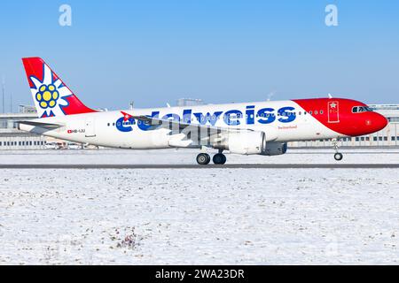 Stuttgart, Deutschland - 3. Oktober 2023: Edelweiss A320 nähert sich dem Flughafen Stuttgart an Stockfoto