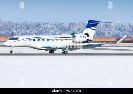 Privat Gulfstream 650 nähert sich dem kalte, schneebedeckten Flughafen Stuttgart Stockfoto